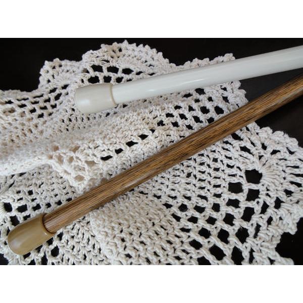 ■伸縮可能サイズ■ SS：25 〜 35 cm■直径■　細い方約 8.5mm　太い方約 10 mm（ノック式のボールペン程度の太さです。）■素材■【ポール】　ウォームホワイト：塗装鋼管　ミディアムオーク：塩化ビニルフィルム被覆鋼管【キャップ...