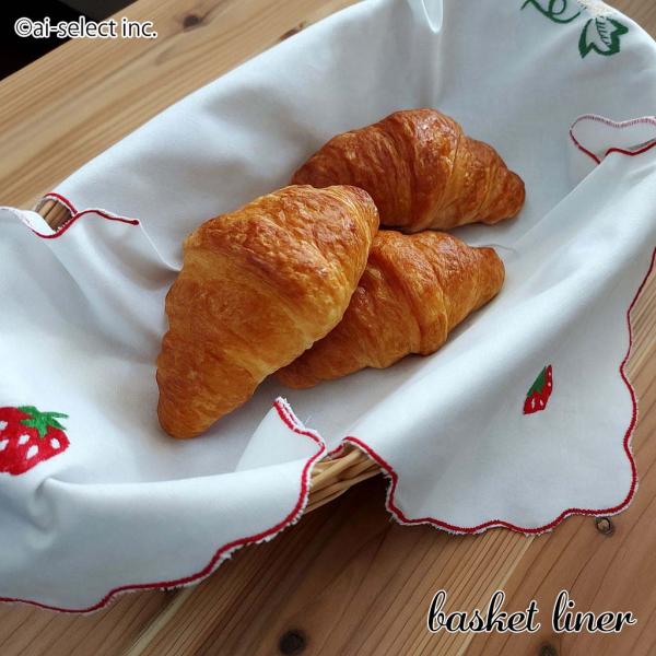 ふんわりとしたコットン地に、ちょこんと愛らしいイチゴの刺繍。 縁には赤いステッチをあしらい、ナチュラルな中にも遊び心があります。この布クロスは、かごのライナーとしても、ミニクロスとしても使える万能サイズです。 そっと春の空気を運んでくれるよ...