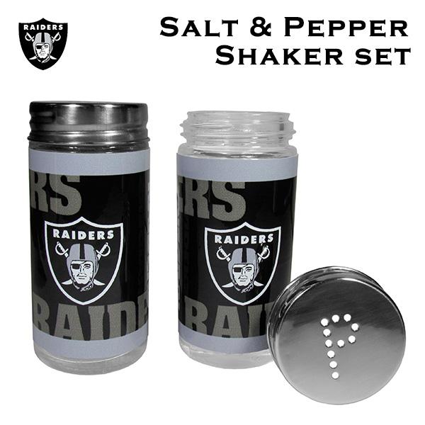 レイダースのボトル型塩コショウ入れです。ガラス製のしっかりした作りになっていて、飾っておくだけでとってもオシャレ！2本セットでのお値段になります！NFL公式ライセンス商品です！■サイズ　高さ:約9cm　底直径：約4.2cm※この商品はアメリ...