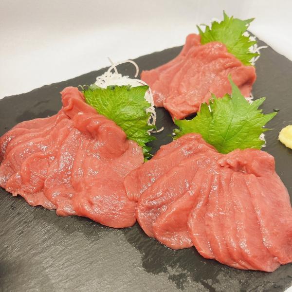 ★馬刺しの特上ロース赤身をたっぷり１ｋｇ★日本国内工場で加工された安全安心な生食用の馬肉（ロース肉）です。厳選した輸入馬肉の特上赤身を国内の指定工場にて、生食用にカット、塊ずつ（約１００〜２５０ｇ）真空パックしてあります。冷蔵庫でゆっくり解...