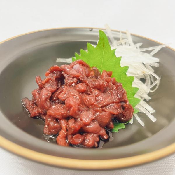 さくらユッケ（馬肉ユッケ）用に、細切りされた赤身肉５０ｇと馬刺しのたれ１０ｍｌをセットにした個食タイプの商品となります。４℃以下の冷蔵庫で一晩かけて解凍していただくのが良いですが、お急ぎの場合は流水で約６〜７分解凍していただいてもＯＫです。...