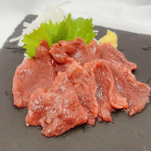 馬刺し用に、スライスされた赤身肉４０ｇと馬刺しのたれ１０ｍｌをセットにした個食タイプの商品となります。４℃以下の冷蔵庫で一晩かけて解凍していただくのが良いですが、お急ぎの場合は流水で約６〜７分解凍していただいてもＯＫです。スライス済みなので...