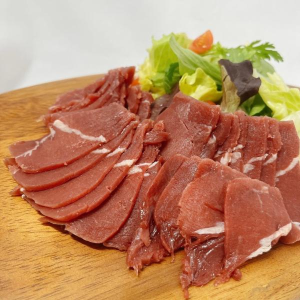 厳選された「馬もも肉」を使用し、高級感ある生ハムに仕上げました。柔らかい食感が味わえる珍しい馬肉の生ハムです。流水で完全に解凍した後、開封してスライスしてください。スライスしてそのまま盛り付けてオードブルに。また、生ハムサラダや握りずし、サ...