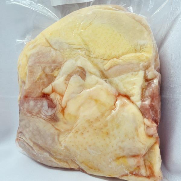 名古屋コーチン、薩摩地鶏と並んで、日本三大地鶏に数えられる「比内地鶏」の正肉約1kgです。物によりグラムが前後しますのでご了承の上、ご注文ください。・比内鶏の選別種である「秋田比内鶏」の雄とロードアイランドレッド種の雌をかけわせた東北を代表...