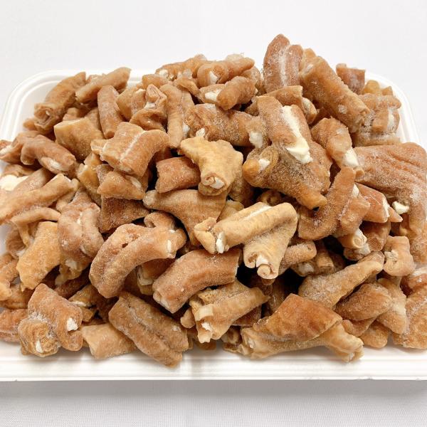 ボイルした国産豚の小腸を約３０ｍｍでカット、食べやすいサイズに仕上げました。下ゆでボイル済みの豚モツ（小腸）ですので、面倒な仕込み作業を省略して、鍋の具材やバーべキュー、焼肉材としてもご利用いただけます。バラ凍結となっておりますので、必要な...