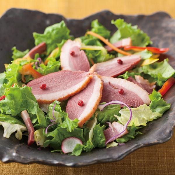 【合鴨スモーク 約300g〜350g前後 冷凍品】本製品は厳選されたあい鴨「福鴨」をご使用しています。合鴨肉本来の旨味を最大限に引き出す為、調味料につけじっくりと熟成させ、さらに桜チップでスモークしました。モンゴル塩、金剛山麗水を使用した、...