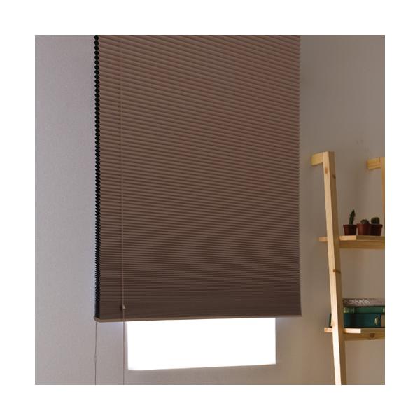 生地の内側にアルミフィルムを貼り合せた、断熱・保温効果に優れたハニカム構造の完全遮光のスクリーンです。蜂の巣の形状をしたハニカム構造が作り出す空気層が、夏は涼しく冬は暖かく、お部屋を快適に保ちます。和室からモダンリビングまで、さまざまなシー...