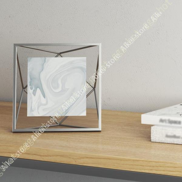 【シンプルなデザイン】このフォトフレームは金属フレームと2枚の透明ガラスで構成されており、非常にシンプルでエレガントに見え、軽くて豪華なスタイルです。傾き具合を簡単に調整できます    超透明ガラス製で、頑丈な金属エッジフレームが特徴です。...
