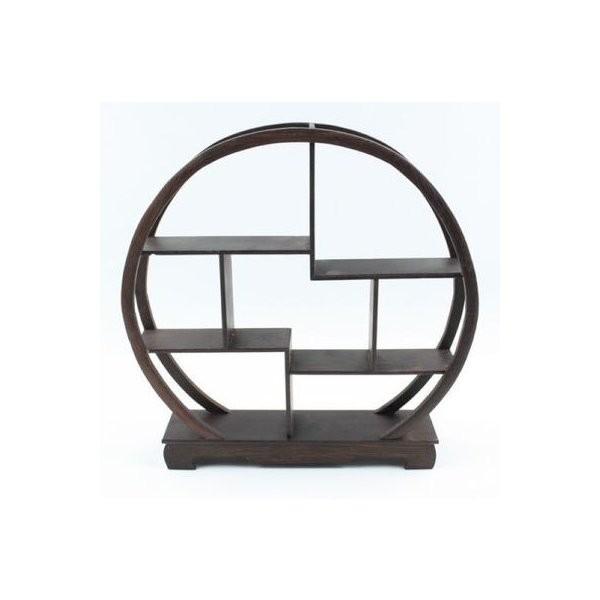 スタンダードな円形の中国式飾り棚。小サイズなので茶杯などに向いています♪不規則に並ぶ棚板が特徴的な博古架中国の茶道具では定番の強い木目が印象的な鶏翅木に、生漆と油分で仕上げられた中国の伝統的な飾り棚。ミニサイズですので、茶杯など小さめなもの...