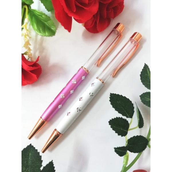 大流行のハーバリウムボールペン手作りキット2色4本セットですどんな花にも合うような美しいカラーを用意しました。花柄がとっても可愛らしいです！世界一でひとつ、自分だけのオリジナルのハーバリウムボールペンが作れる手作りキットです。お好みの花材や...