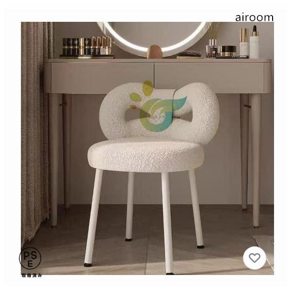 このリボンのデザインが一際目を引く。背もたれと座面が優美なリボンのような曲線を描いており、部屋に愛らしさと遊び心をもたらします。快適な座り心地を提供し、同時にインテリアに魅力的な要素を追加します。リビングルーム、ベッドルーム、または子供部屋...