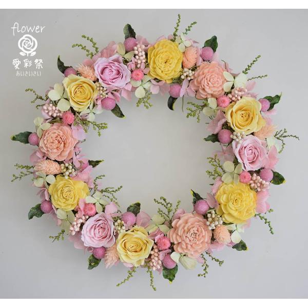 仕上がりサイズ　24cm　＜ベース　木　20cm＞ピンクとイエローのバラをメインに、優しい色合いのプリザーブドフラワーリースです。