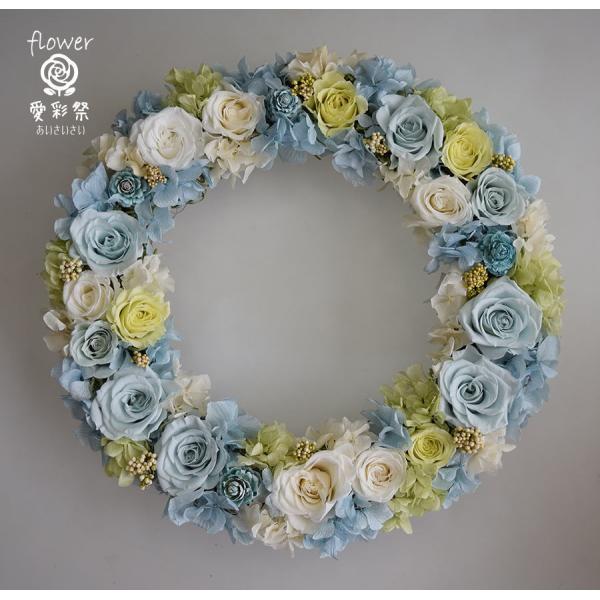 仕上がりサイズ　27〜28cm　＜ベース　木　25cm＞水色・白・淡い緑のバラ、アジサイとライスフラワーのプリザーブドフラワーリース。バラいっぱいのボリューム感のある仕上がりです。