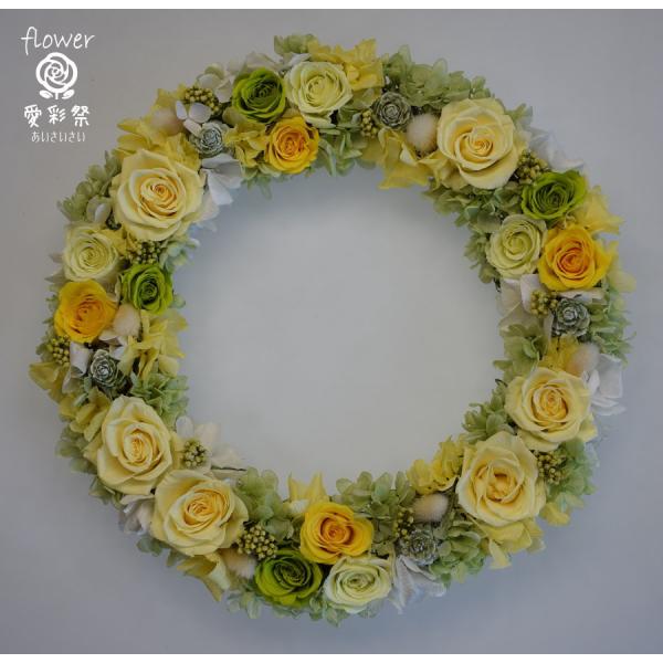 仕上がりサイズ　27cm　＜ベース　木　25cm＞白・黄・緑のバラとアジサイがいっぱいのプリザーブドフラワーリースです。