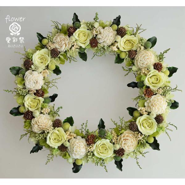 仕上がりサイズ　29cm　＜ベース　木　25cm＞ライムのバラと、周りに数種類の葉っぱをあしらいました。