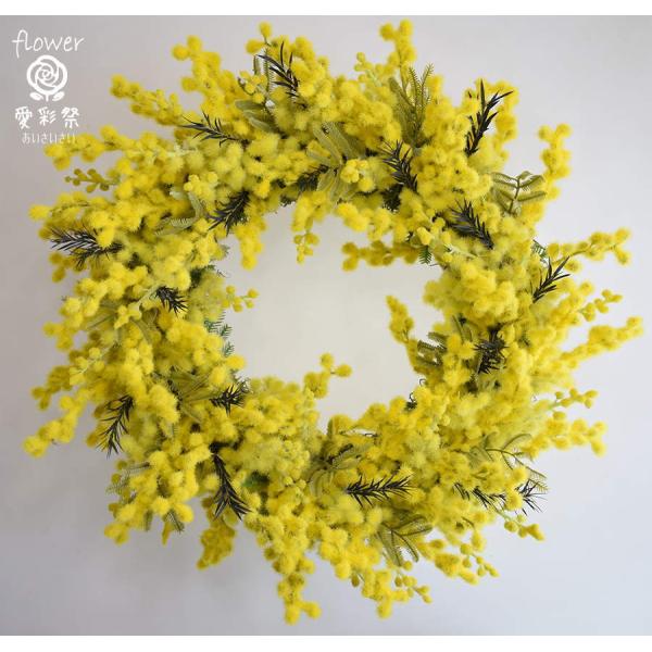 仕上がりサイズ　40cm　＜ベース　木　30cm＞造花のミモザをたっぷり使ったリース、ボリューム感もたっぷりです。造花なので実が落ちることなく長く飾っていただけます。ミモザの造花の葉と、プリザーブド加工の葉も使っています。