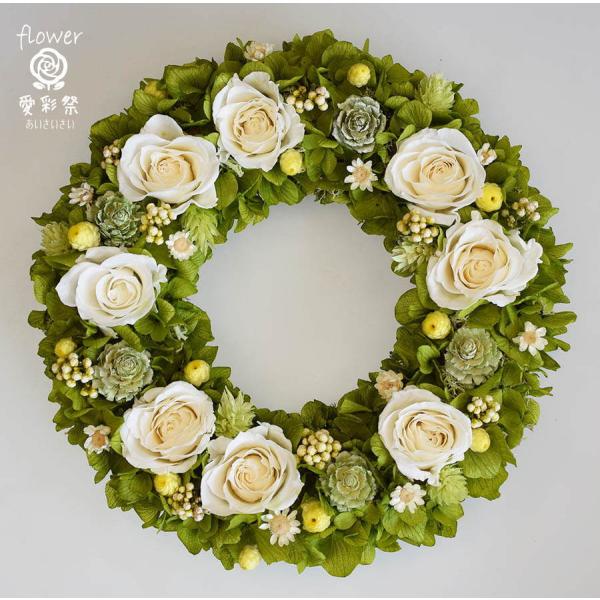 仕上がりサイズ　17cm　＜ベース15cm＞グリーンのアジサイをベースに白いバラで、プリザーブドフラワーリースです。