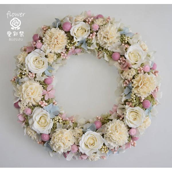 白いバラにピンクと水色のお花で 優しい色合いのプリザーブドフラワー