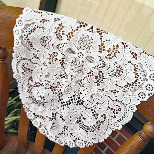 ■素　材：綿ポリエステル■サイズ：約３０ｘ５０ｃｍ　楕円■テーブルセンターですが椅子等に掛けてアレンジしてご利用頂けます■ご家庭でお洗濯可能です。