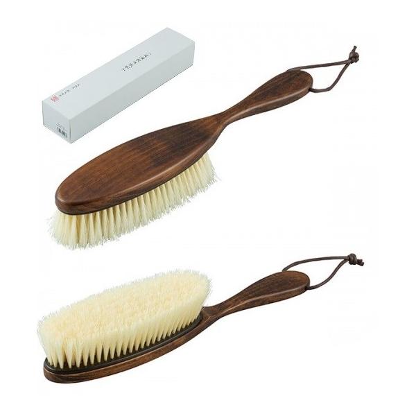 ブラシの町、八尾市で素材選びからもの作りに拘った高級洋服刷子です●製品サイズ：56×290×53mm（約134g） ●箱サイズ：318×68×53mm（約219g）●セット内容：本体 １●材質：ハンドル／天然木、毛台／ABS樹脂、毛／豚毛ギ...