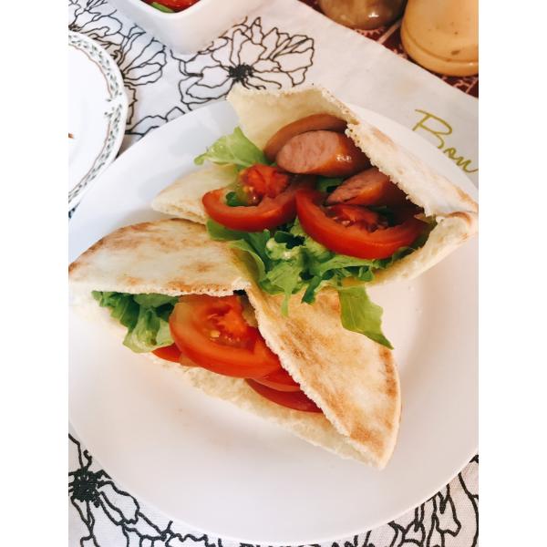 ポケットの中に野菜・ハム・玉子などのお好きな具材を入れて軽く焼いてお召し上がりいただけます。パンの生地は厚くなく丁度良い厚さになっています。ピザ生地の代わりにもなり、ピタパンの上にオリーブオイルを塗ってチーズ・シラスをのせてオースターで焼い...