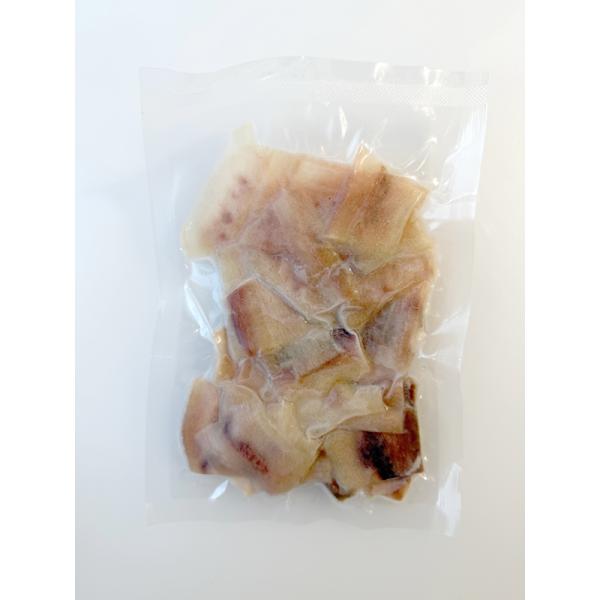 商業捕鯨になり入荷がほとんどなく希少部位になりつつある鯨の姫わた「食道」です。下処理後長時間ボイルしております。姫わたは癖が少なくシコシコした感触で食べやすい部位だと思います。「ヒメワタ」の名前は、ヒメ（「姫」）ワタ（綿、繊維）この言葉の組...