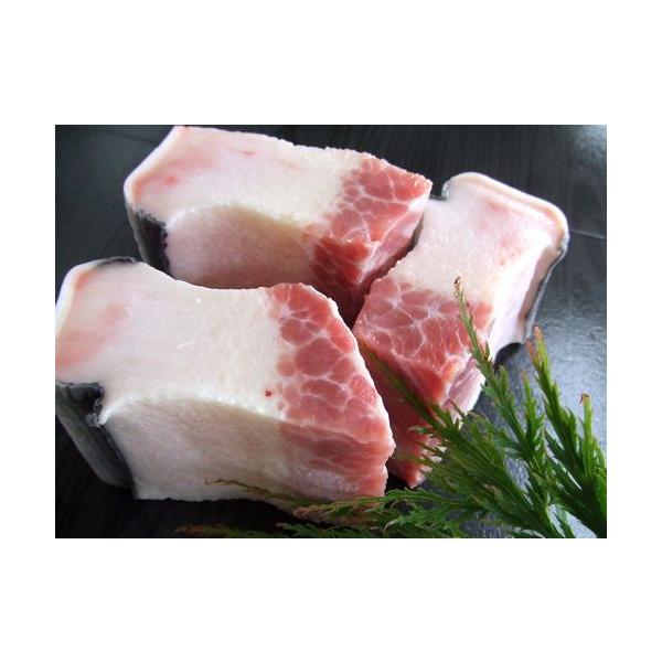 ミンク鯨のお刺身用畝須ブロックこちらは飲食店様向けになります。下あごからお腹にかけての白い縞模様で畝状の凹凸した脂身部分を畝（うね）その内側の赤い霜降り肉部分を須の子と呼び、この二つが一緒になったものを畝須と呼びます。生食用は若いミンク鯨に...