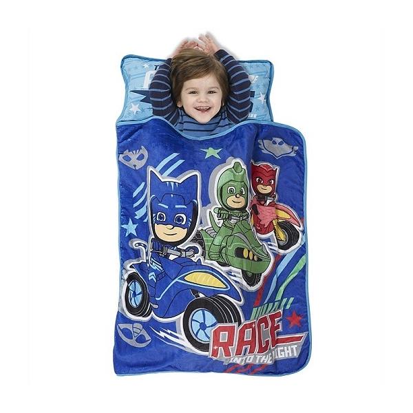 PJ Masks Toddler Nap Matお子さまが大喜びする「PJマスク」の幼児用お昼寝マット。キルティングマット、ウルトラソフトブランケット、枕が1つになっています。 お昼寝、お泊り会、保育園、旅行などに最適です。お昼寝マットは、...