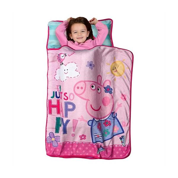 【Peppa Pig/ペッパピッグ】 ペッパピッグ 幼児用 お昼寝マットキルティングマット＆フリースブランケット＆枕が一つにお昼寝、お泊り、保育園、お泊り旅行などに、お気に入りのペッパピッグを連れて行きましょう。キルトマット、超ソフトなフリ...