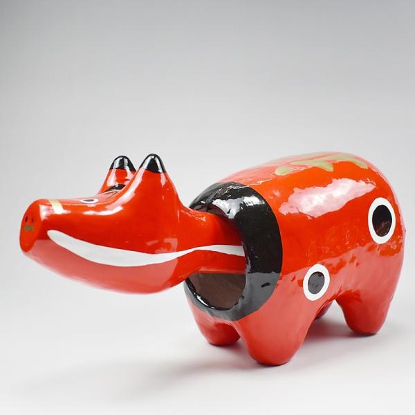 赤べこは会津の伝統的な郷土玩具です。その起源は、平安時代にまでさかのぼるといわれております。赤色に染められた体には「厄除け」や「魔除け」の意味があり、黒と白の模様には、かつて流行した病「疱瘡(ほうそう)」の身代わりになってくれたとの逸話もあ...