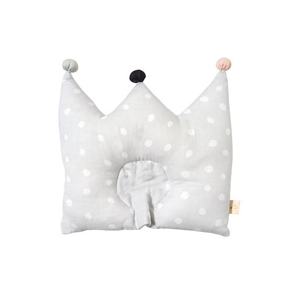 ポンポンの付いたNAOMI ITOの王冠まくら生地はベビーにとって肌触りの良いものを、とこだわって表面の生地はダブルガーゼを使用しています。王冠型のドーナツまくらは 中央のくぼみが赤ちゃんの柔らかい頭を変形から守り、寝姿勢の向きくせを少なく...
