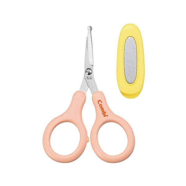 新生児からつかえる つめきりハサミが新パッケージにリニューアル！ハサミの先端は丸い形状だから、はじめてケアにも安心。また、ハサミがカーブしているのでつめが見やすく、切りすぎを防止できます。やすり付きキャップがセットになっているので、使わない...