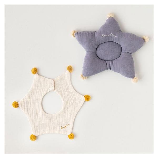 赤ちゃんの頭をやさしく包むベビーまくらとスタイのセット。お星さまの形がとってもかわいらしく、スタイはおめかしコーデにもぴったりです。【素材】本体:綿100%、中綿:ポリエステル100％【サイズ】フリーまくら:縦24cm 横29cm、スタイ:...
