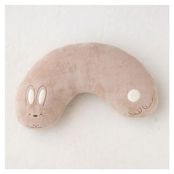かわいらしいうさぎとくまがモチーフの、程よいカーブで体に寄り添うクッション。ふんわり柔らかな触り心地にベビーも大人もほっこり♪【ブランド】RIO【素材】本体：ポリエステル85%、ナイロン【サイズ】横60cm、縦36cm【生産国】中国