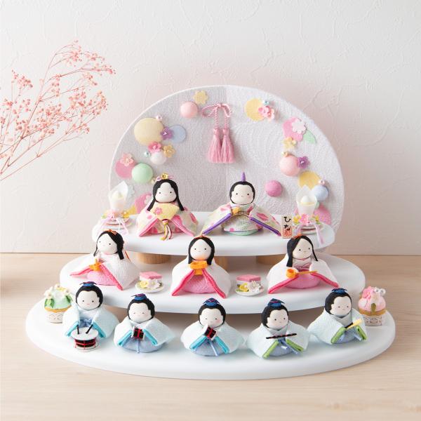 雛人形 新作 ひな人形 コンパクト おひなさま お雛様 名入れ 木札付き 名前札 かわいい おしゃれ【ぽてり１０人（麻の葉）木製台飾りセット】玄関飾り 季節飾り 孫贈り ちりめん ミニ 小さい 京都老舗 龍虎堂 リュウコドウ 人気 モダン ...