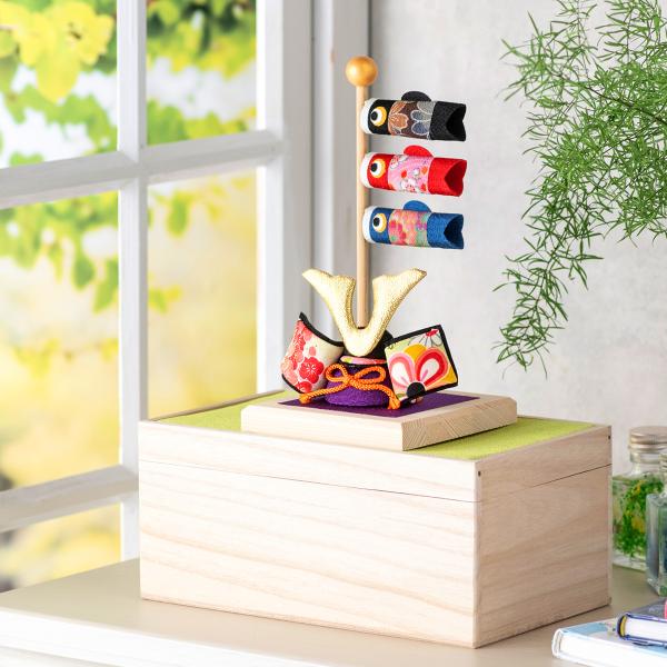 五月人形 鯉のぼり 【白木台 兜と鯉のぼり】 こいのぼり 兜 桐箱セット コンパクト ちりめん <br> 室内 端午の節句 初節句 <br> 子供の日 マンションサイズ 『龍虎堂』リュウコドウ 五月人形 モダン &l...