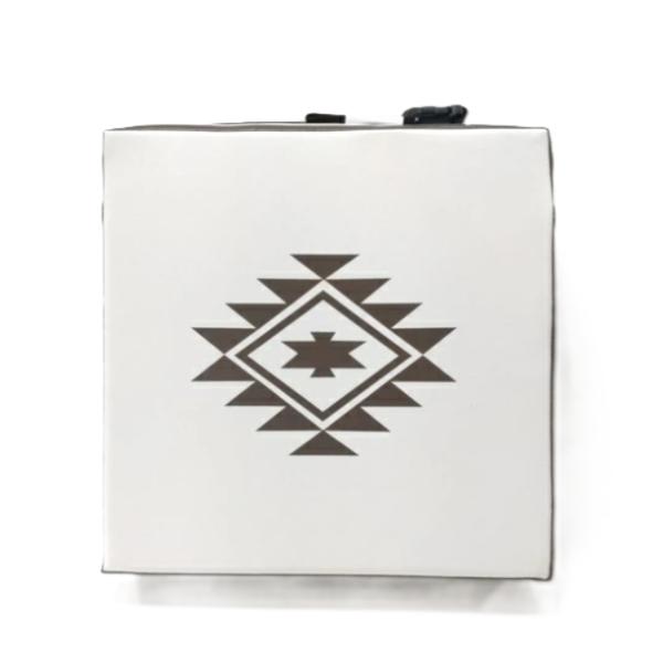 大人の椅子の座面に近いサイズが登場♪お部屋の雰囲気を壊さない、ネイティブ柄の高さ調節クッション子供はもちろん、小柄な大人の方でもお使いいただけます。クッションは3cm・6ｃｍの2枚入り。3cm、6cm、9cmの3段階で調整可能●材質　外カバ...