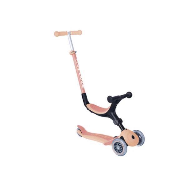 歩きはじめたらゴーアップ！成長にあわせて長く楽しめる！再生プラスチック使用のエコなモデル。ながーく乗れるフランス生まれのキックスクーター。バランスが安定する三輪タイプは小さな子でも転びにくいからパパママも安心。【STEP1】パパママと一緒に...