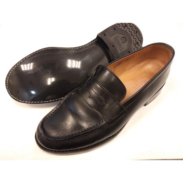 ソール交換6mmラバーソールによるソールの張り替えです。リーガルやスコッチグレインなどのビジネスシューズはもちろん、ソールとアッパーをウエルトで外周を縫ってあるほとんどの靴がラバーソールでの交換が可能です。また、マッケイで縫われている靴にも...