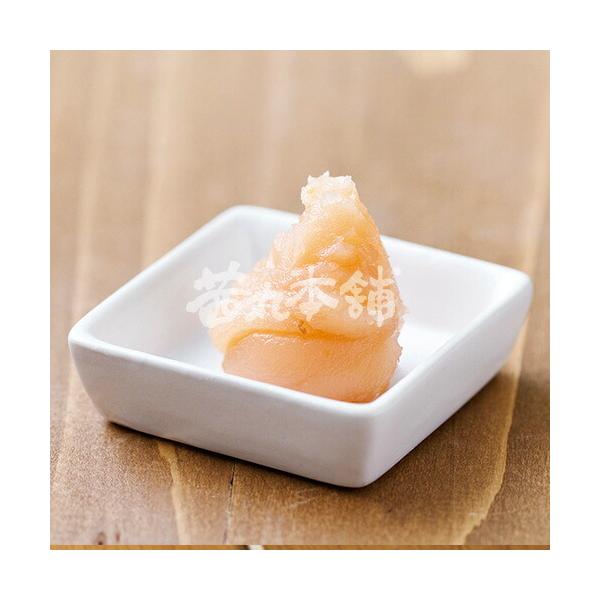 梅の香りふんわり、爽やかに楽しむ通年あんこ。紀州・和歌山県産の南高梅の果肉としそ梅酢を使用し、ほどよい酸味と広がる梅の香りが特長の梅あんです。自然由来の紅麹としそ色素で、ほんのり上品なピンク色に仕上げました。甘酸っぱい風味と軽やかな塩味が魅...