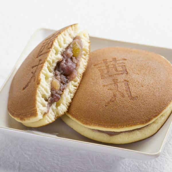 五つの豆、変わらぬ自信。いつでも楽しめる、茜丸の五色どらやき。茜丸の定番商品『茜丸五色どらやき』の美味しさはそのままに、保存性を高め、よりお求めやすく。しっとりと焼き上げた生地に、彩り豊かな五色の甘納豆をたっぷりと挟み込み、どこから食べても...