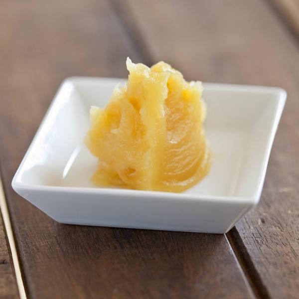 甘さを引き立てる、レモンの香り満載あんこ。瑞々しいレモンのピールを混ぜ込み、爽やかな香りと味わいを楽しめるレモンあんです。フルーツスイーツの隠し味としても活躍し、果物の甘みを引き締めながら引き立てます。季節限定（4月〜9月）の商品で、爽やか...