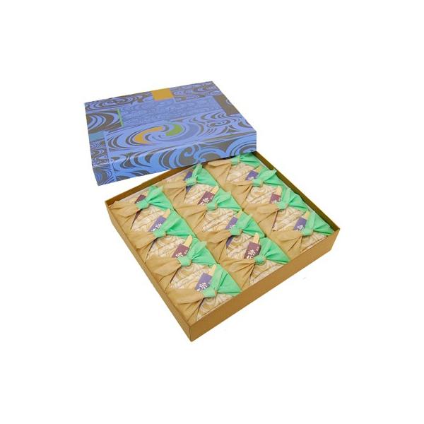 きな粉餅 黒糖 小風呂敷包みに2個入り「赤坂もち」は、初代が遠ざかる江戸の姿を惜しみつつ創ったものです。上品な甘さと滑らかな舌ざわり、きな粉と胡桃の香ばしさは今も昔も替わりありません。赤坂青野の看板商品「赤坂もち」と同様の和菓子は全国に多数...