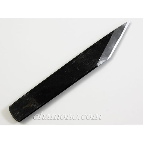 刃幅約27mm、やや巾広の青鋼切出し小刀です。刃物の町、兵庫県三木市で50年、以上三代にわたって小刀を作る鍛冶『池内刃物』の切出し小刀です。最もオーソドックスなタイプの切出し、お手ごろな価格ですが、鋼は青二鋼を使用、複合材（はじめから鋼と軟...
