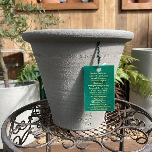 [ウィッチフォード Plain Flowerpot]シンプルな形のフラワーポットです。周りにはシンプルかつ洗練された模様が施されています。実測サイズ：直径 約21(18)cm、高さ 約18.5(17.5)cm ※カッコ内は内寸素材：陶磁器（...