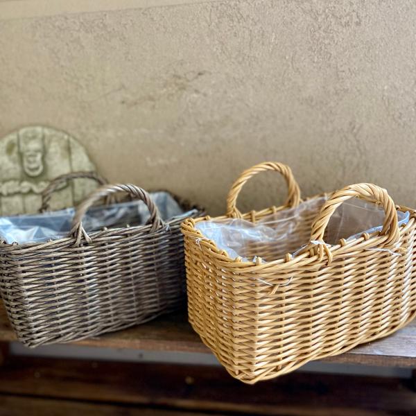 プラスチックの原料から作られた商品です水洗いができてカビもはえにくく丈夫です。プラスチック素材ですが見た目はナチュラルバスケットのような自然な雰囲気です。ブリコラージュフラワーにぴったりです！バスケットのみの販売になります。サイズ：W245...