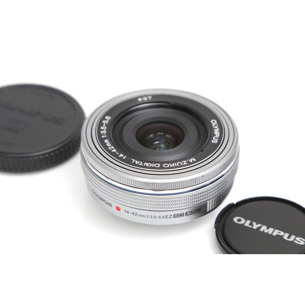 ■商品名オリンパス M.ZUIKO DIGITAL ED 14-42mm F3.5-5.6 EZ [シルバー]■状態ジャンク品作動不具合が発生しております。鏡筒初期位置まで出ないことが多いです初期位置まで出ても、ピントが合いません。[外観]...