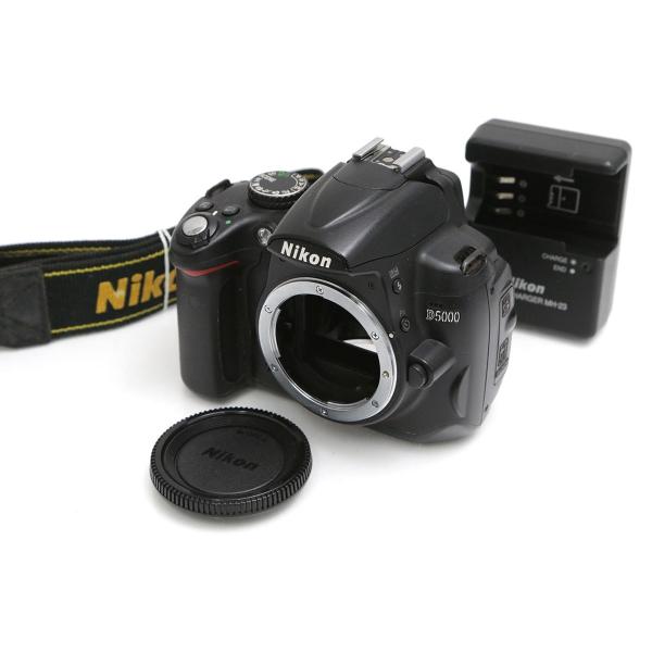 ■商品名ニコン D5000 ボディ■状態お買い得品吊り金具やビスに錆が出ております。経年劣化により、日付等保持しない可能性があります。[外観]全体的に使用に伴うスレや傷があります。[光学]ファインダーやイメージセンサーに異常は無くきれいな状...