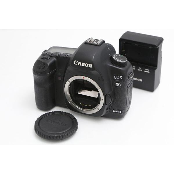 ■商品名キヤノン EOS 5D Mark II ボディ■状態並品[外観]ホットシュー部に小錆、全体的に使用に伴うスレや傷があります。[光学]ファインダーやイメージセンサーに異常は無くきれいな状態です。[動作]基本動作に異常は無く動作良好です...