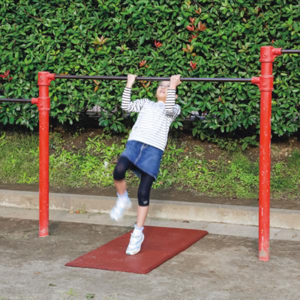 衝撃吸収試験をクリアする安全性の高いマット。[商品詳細]●素材：リサイクルゴムチップ●サイズ：長さ１４０×幅６０×厚さ２ｃｍ●自重：１３．６ｋｇ●付属品：固定Ｕ字杭８本、ゴムカバー８個付●原産国：日本[ご注意]本商品は、個人宅住所には送品で...